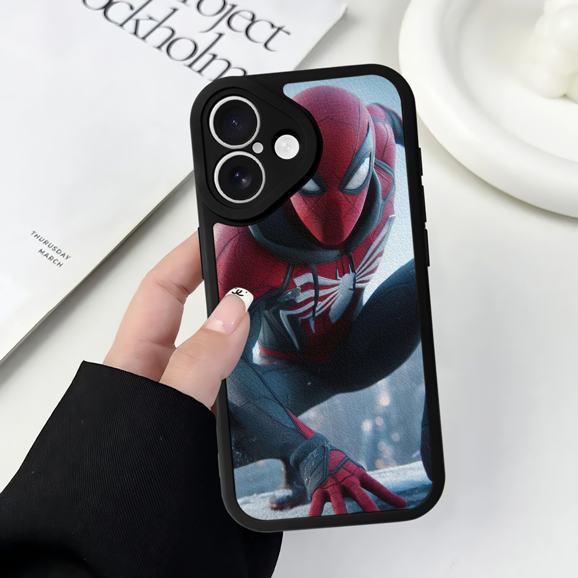 Spider Man スパイダーマン 【iPhone 16シリーズ対応】シリコンスマホケース（レザー調） 材質：シリコン